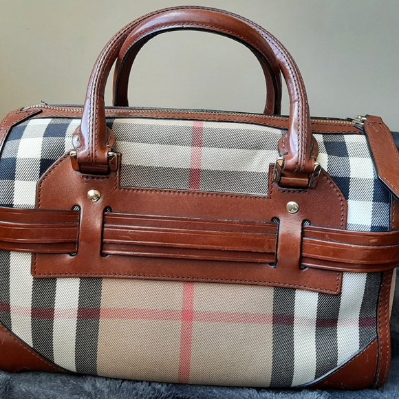 COPY - Vintage Burberry Cube Crossbody Handbag - Picture 5 of 17